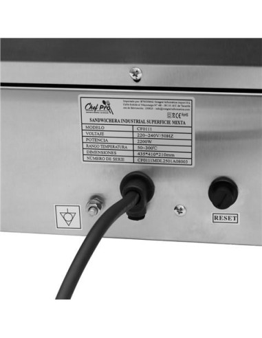SANDWICHERA INDUSTRIAL SUPERFICIE MIXTA (RAYADA + LISA) 2200W CHEF PRO